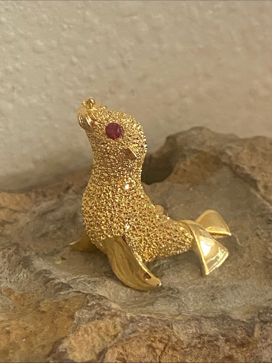 Vintage Jewelry - Vintage Gold Tone 3 D Red Rhinestone Eye Seal Broach
